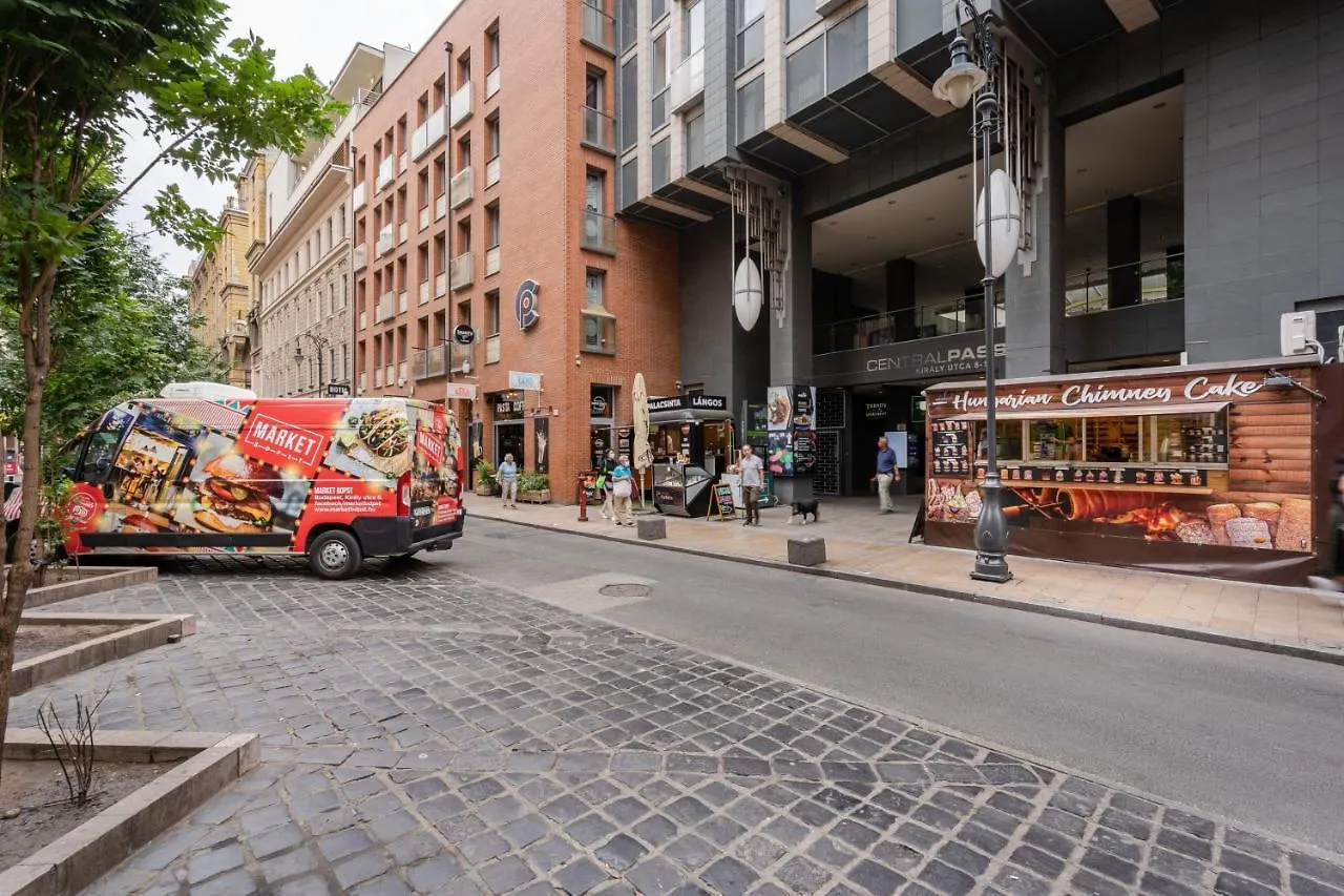 Penthouse Three Bedrooms, Three Balconies Apartment With Free Parking In Kiraly Street Budapest 0*,