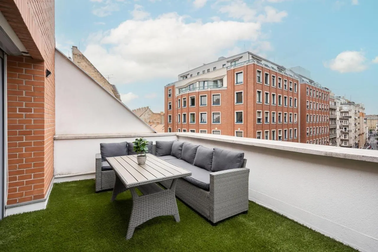 Penthouse Three Bedrooms, Three Balconies Apartment With Free Parking In Kiraly Street Budapest