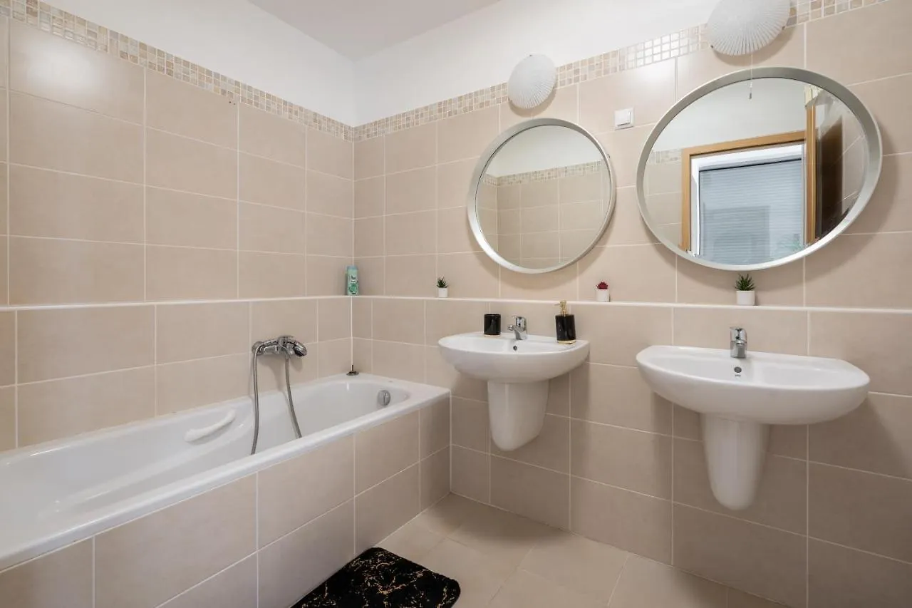Penthouse Three Bedrooms, Three Balconies Apartment With Free Parking In Kiraly Street Budapest
